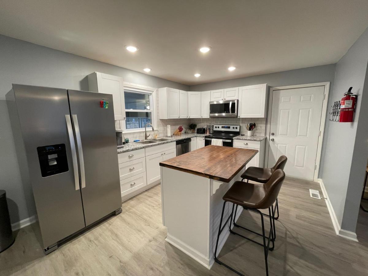 Remodeled Cottage With Sunroom Manchester Exterior photo