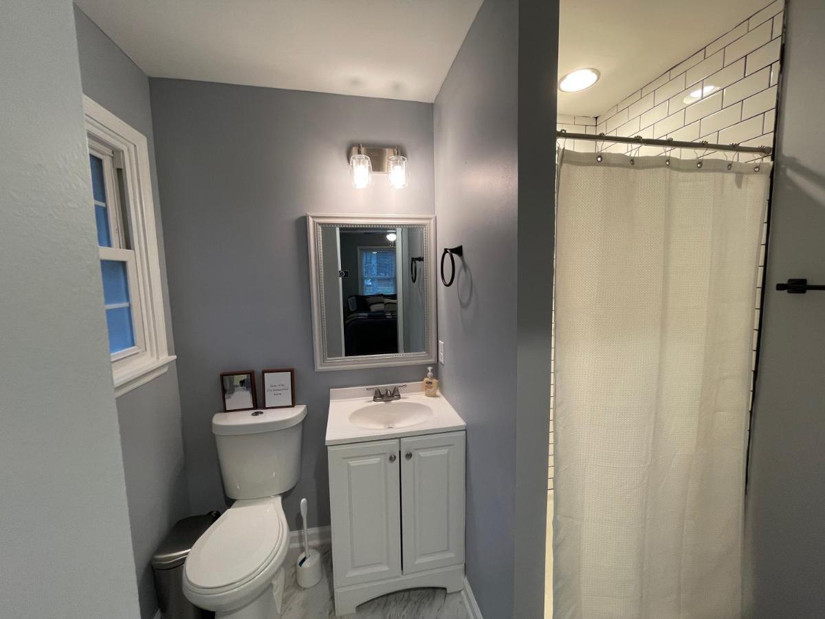Remodeled Cottage With Sunroom Manchester Exterior photo